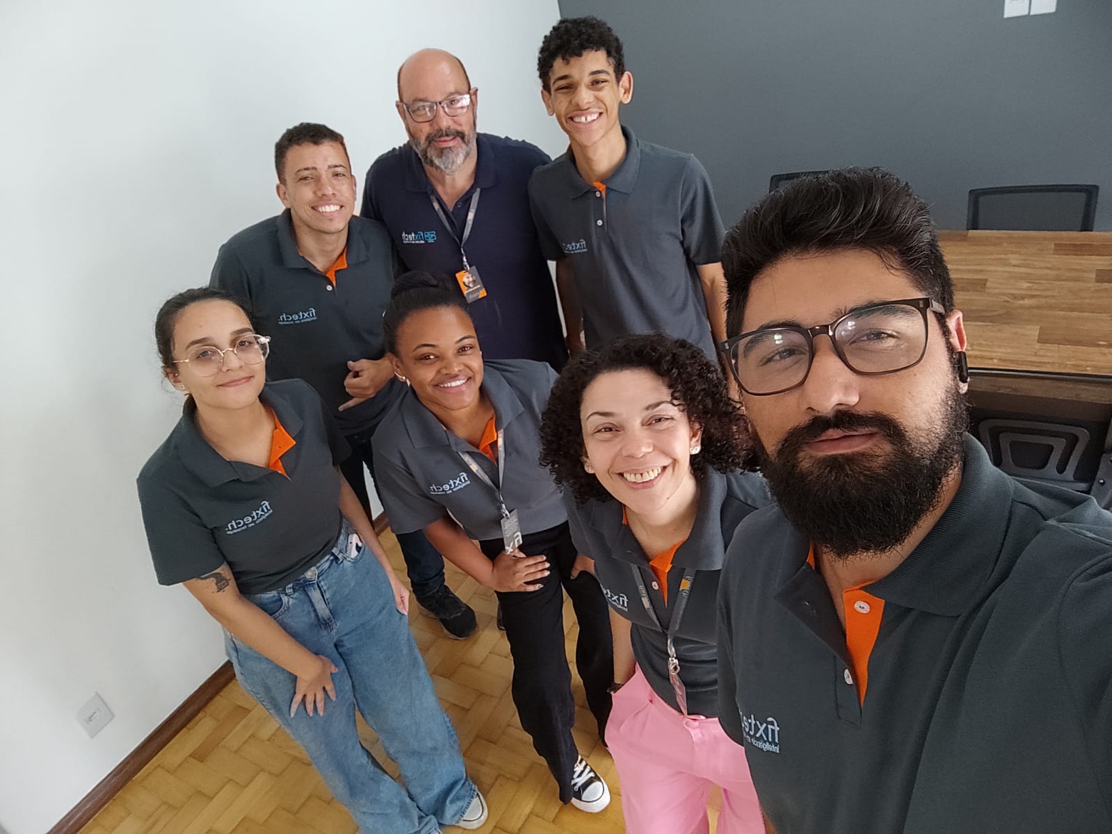 Reunião de equipe na sala Fixtech