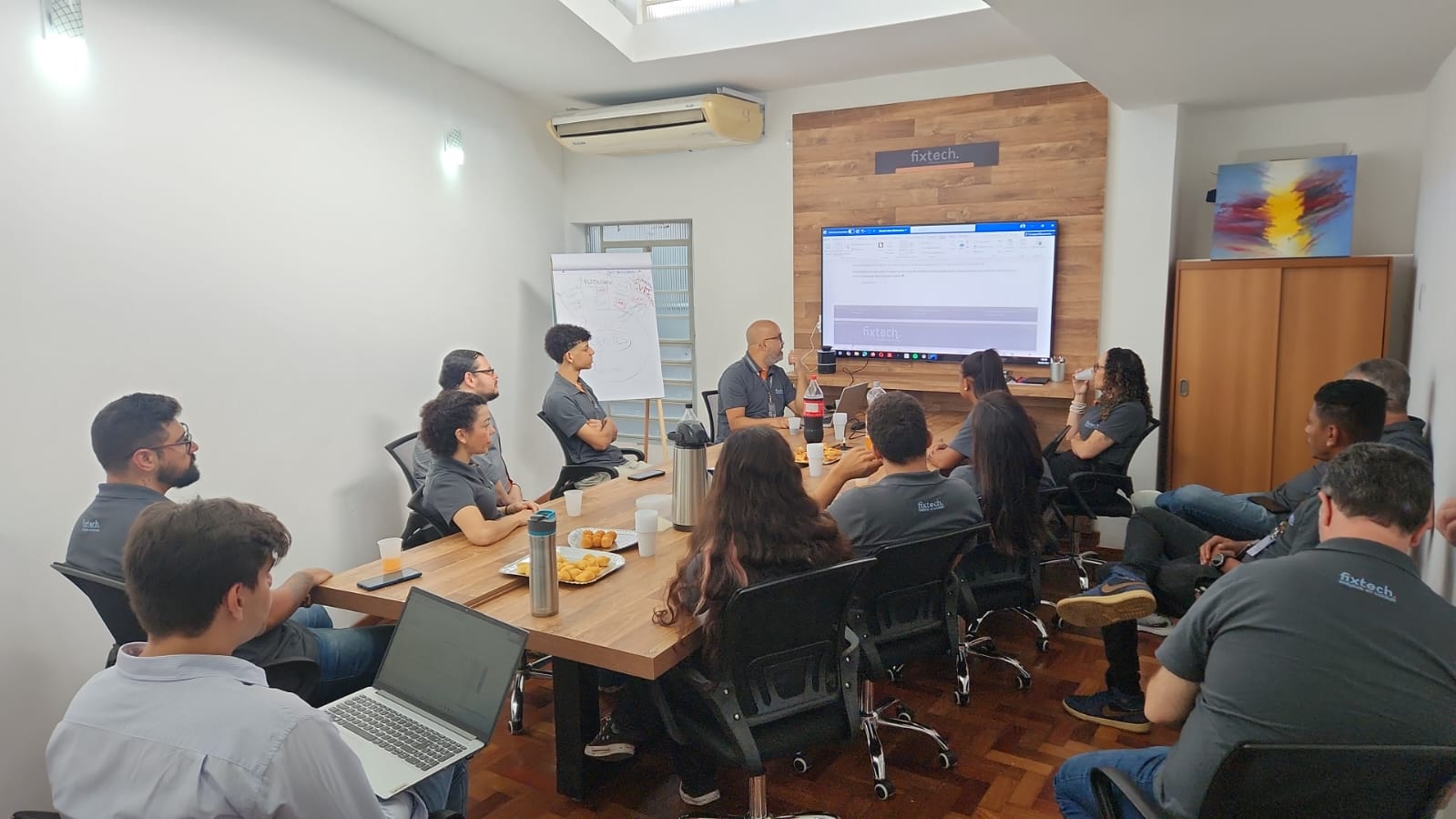 Equipe Fixtech uniformizada na sede